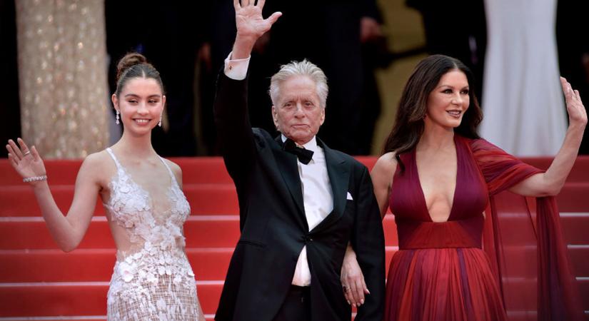 Uma Thurman fiával, Michael Douglas lányával vonult a Cannes-i Filmfesztiválon