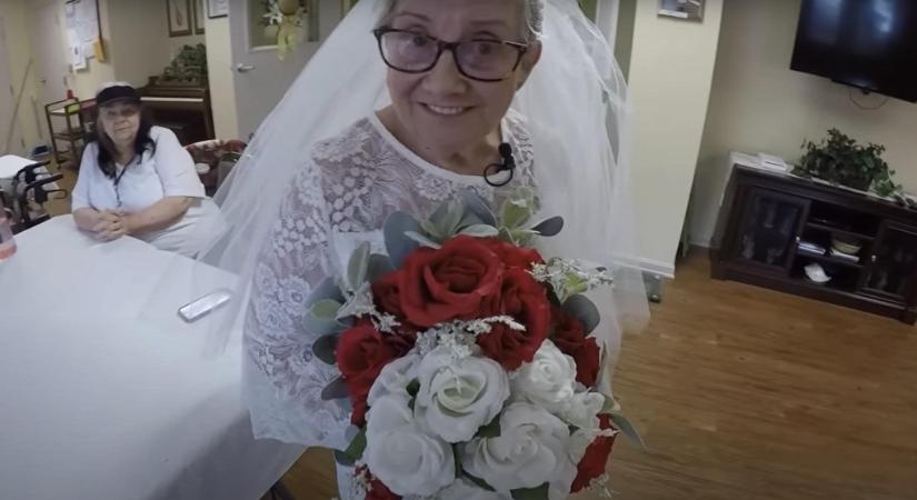 Saját magát vette feleségül álomesküvőjén egy idős asszony - videó