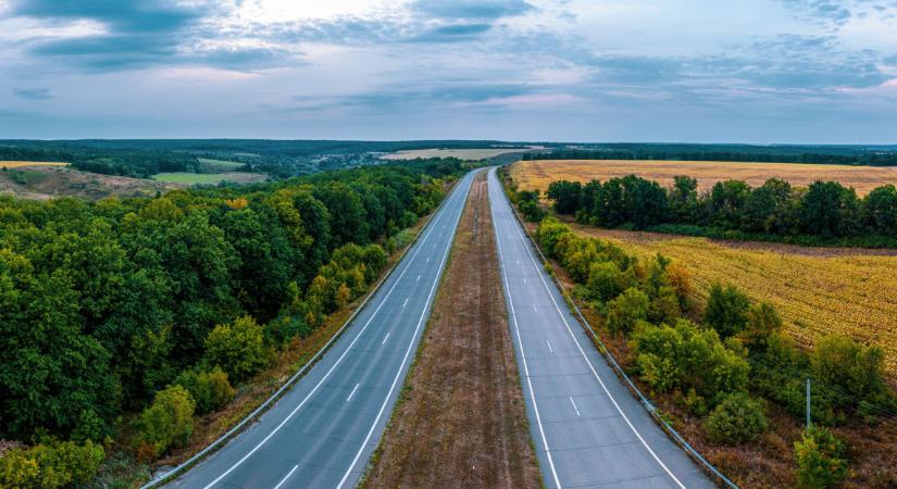 Figyelmeztet a Magyar Közút: ezeknél az utaknál munkálatok folynak, minden autóst érint