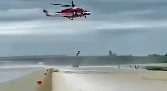 Tengeri mentéseknél látni ilyen helikopteres jeleneteket, mint most az olasz autópályákon – videó