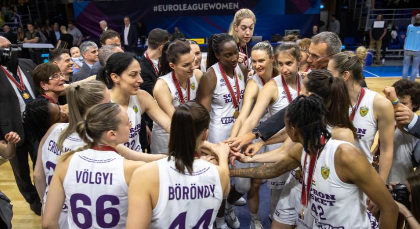 Díjat a Sopron Basket női kosárcsapata