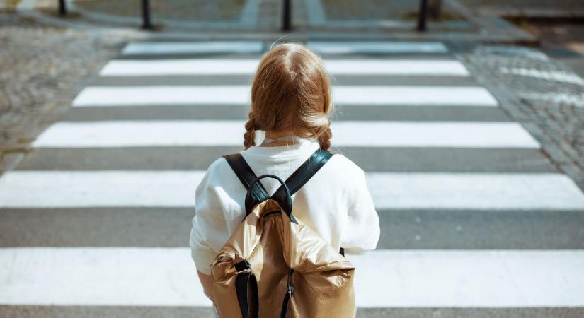 Nyolcéves kislányt sodort el egy autó Dorogon - takarásból lépett le az úttestre