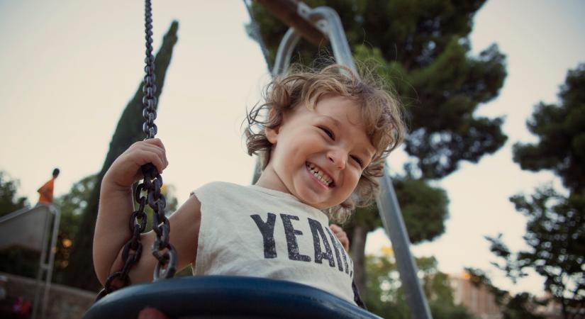 Az agresszív kisfiúk uralják a játszóteret, a szülők meg mosolyogva nézik