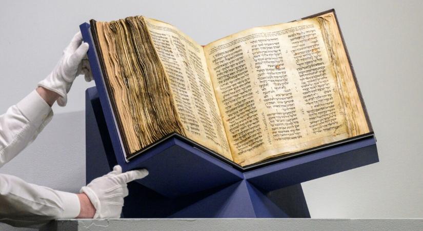 Több mint 38 millió dollárért kelt el a héber Biblia legkorábbi ismert példánya