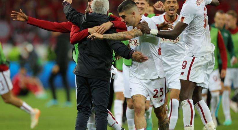 Így rázta az öklét Mourinho, miután bejutott az AS Roma-val az Európa-liga döntőjébe