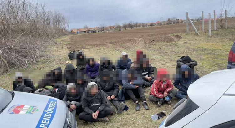 Szétszaladtak a migránsok Domaszéknél, de lekapcsolták őket a rendőrök