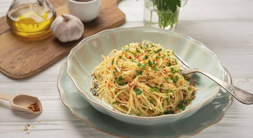 Pikáns spagetti fokhagymás, fűszeres olajban: így készül az olaszok kedvenc tésztája, az aglio di olio