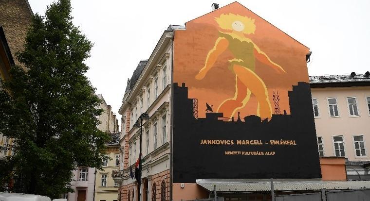 Fehérlófia - Jankovics Marcellnek állít emléket az NKA székházának tűzfalfestménye