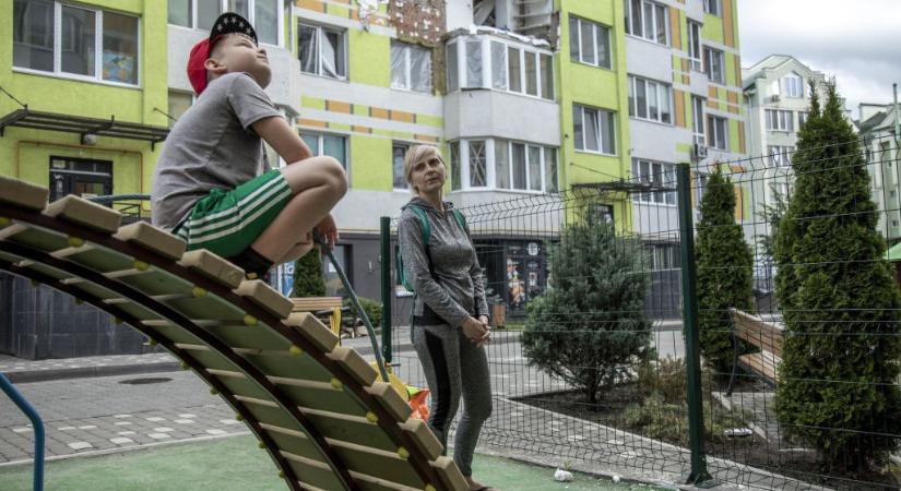 MarieClaire.hu (Marie Claire): Az agresszív kisfiúk uralják a játszóteret, a szülők meg mosolyogva nézik