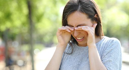 Parlagfű allergia: ilyen tünetekkel kezdődik