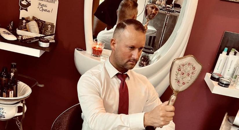 Szürreális videó: üvöltő metálzenére edzi szénné magát Alekosz - "Csak szteroid kell"