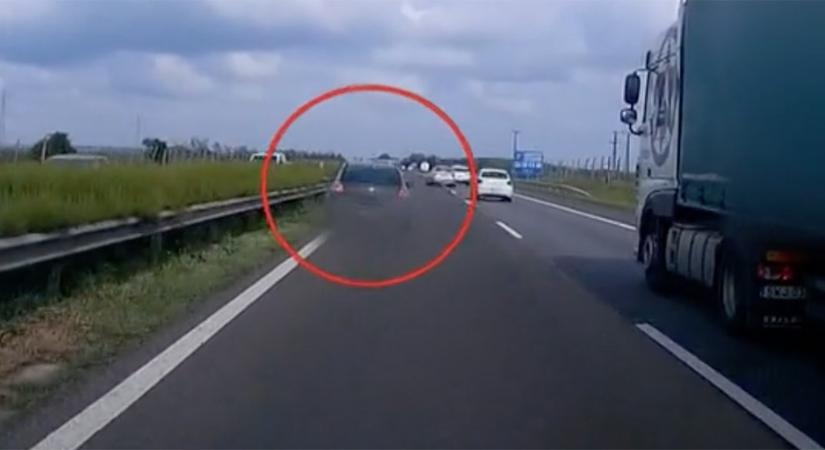Életveszély az M3-ason, a belső sávban állt meg vészvillogóval egy műszaki hibás autó - videó