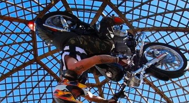 Kirepült egy női motoros a halálgömbből a szolnoki cirkuszban