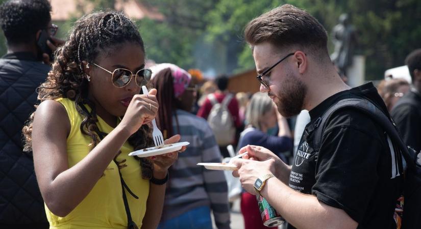Huszonnégy ország ételkülönlegességeit készítették el a Debreceni Egyetem előtt – fotókkal