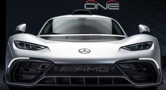 Porrá égett az egyik egymilliárd forintos Mercedes-AMG One közúti Forma-1-es autó