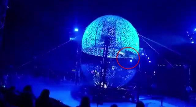 Videón a megrázó cirkuszi baleset: egy néző felvette, ahogy az artista kizuhan a halálgömbből