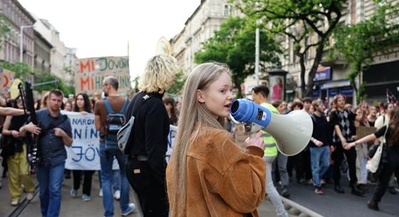 Több ezer tüntető tart a Fidesz-székház felé