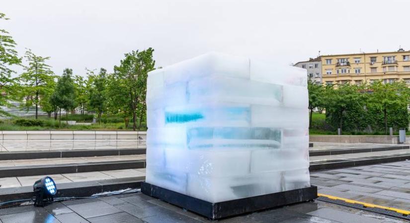 Gigantikus jégkocka bukkant fel a fővárosban: értékes nyereményt kaphatsz, ha kitalálod, hogy mi rejlik a mélyén