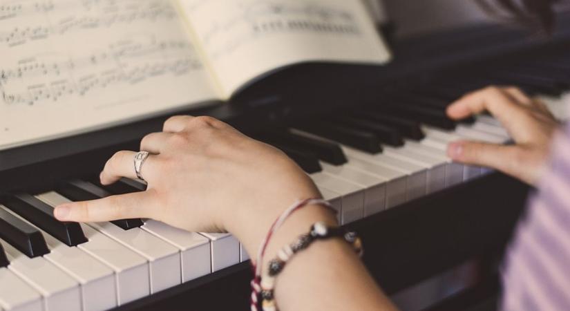 A zenehallgatás vagy hangszeren játszás késleltetheti a kognitív hanyatlást, ahogy idősödünk