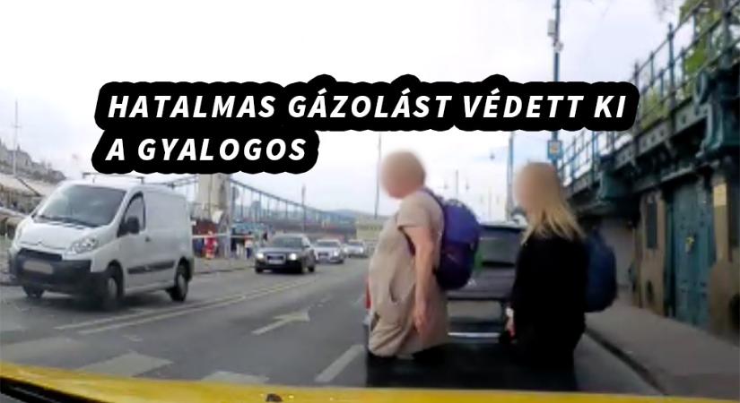 VIDEÓ: Akkora gázolást védett ki a gyalogos a rakparton, hogy kettévágnánk a skodás jogsiját