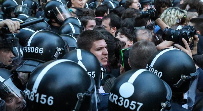 Videón, ahogy a rendőrök kiszorították és szétválasztották a tüntetőket a Fidesz-székháznál