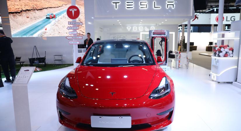 A Tesla a rivális autógyártók taktikájához folyamodik