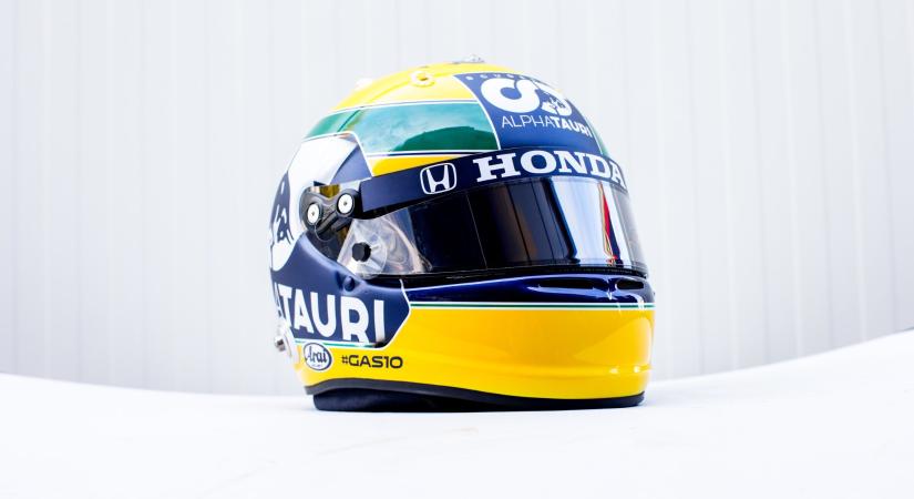 F1: Senna előtt tiszteleg sisakjával a futamgyőztes