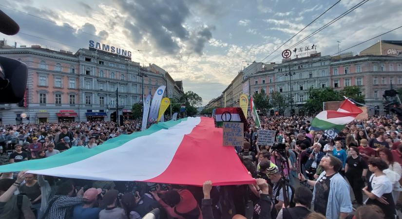 Egymásnak feszültek a rendőrök és a tüntetők a Fidesz-székháznál – videók