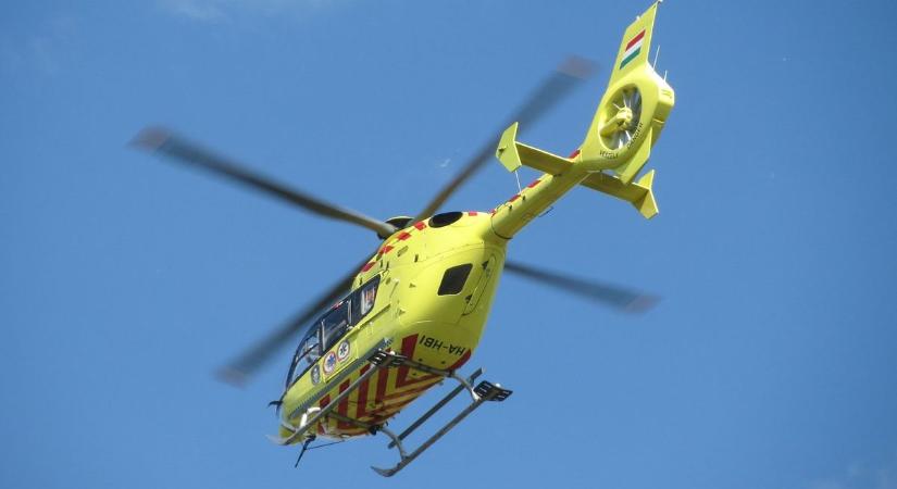 Mentőhelikopter szállította kórházba a férfit, aki a negyedikről zuhant ki a szomszédos vármegyében