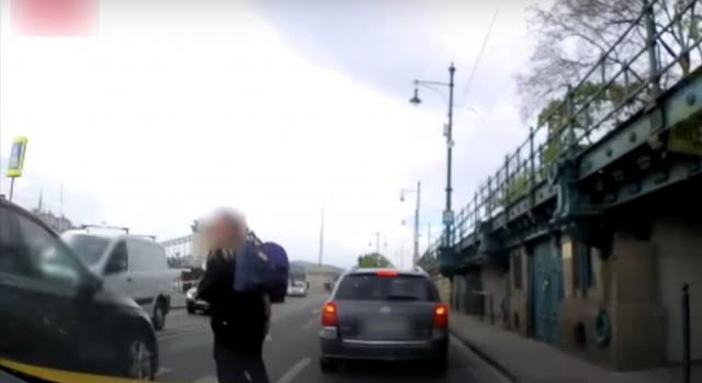 Videó: Durva kettős gázolást előzött meg egy nő az alsó rakpart zebráján