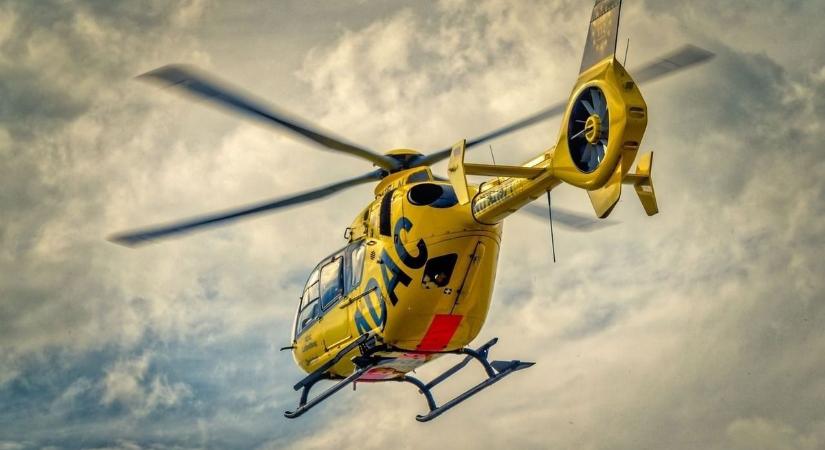 Mentőhelikoptert riasztottak: kizuhant egy férfi a negyedik emeletről Kapuváron