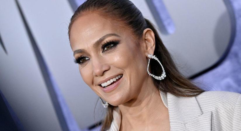Jennifer Lopez bemutatta brutális kartetoválását