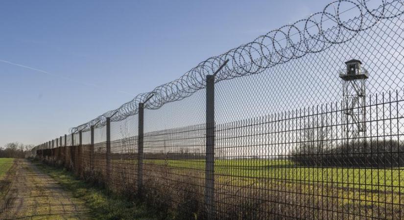 Szlovénia már bontja a határkerítést, Magyarország nem teszi meg