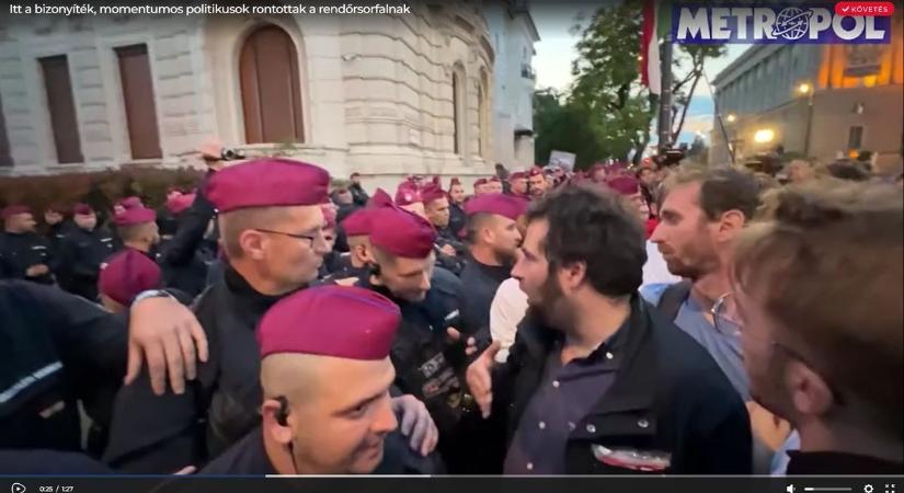 Itt a videóbizonyíték: balliberális politikusok rontottak a rendőrökre