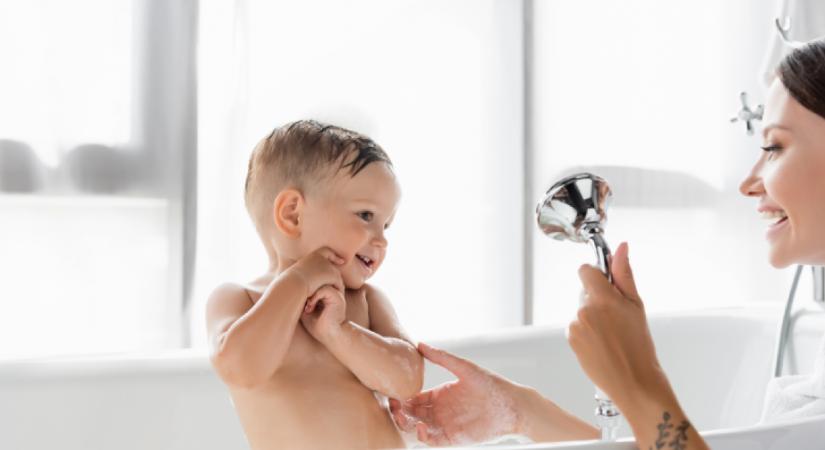 Egy gyerekorvos sokkoló véleménye: Ilyen gyakran kéne valójában fürdeniük a gyerekeknek