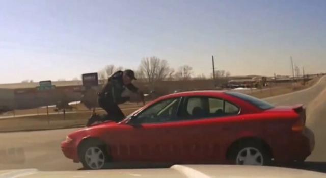 Elképesztő videón, ahogy egy rendőr egy száguldó autó motorháztetőjébe kapaszkodva próbál megállítani egy bűnözőt