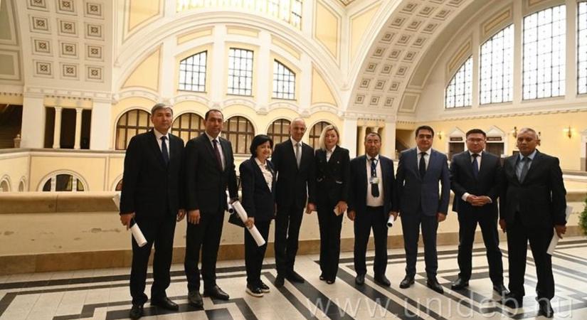 Üzbég delegáció járt a Debreceni Egyetemen
