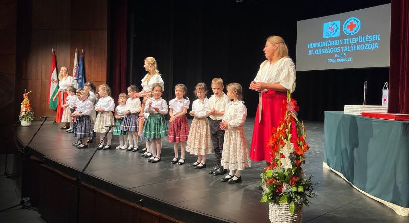 Komló gyökereiben rejlik a segítségnyújtás, ismét kitüntették a várost