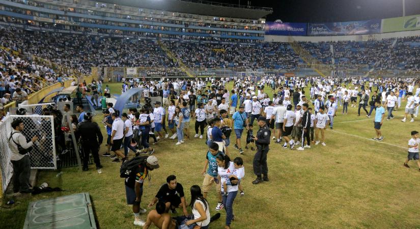 Benyomultak a stadionba, tömegverekedés tört ki, kilencen meghaltak Salvadorban