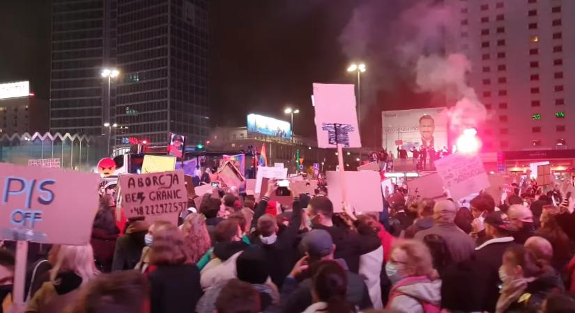 Százezres tömeg tüntetett az abortusztörvény ellen Varsóban