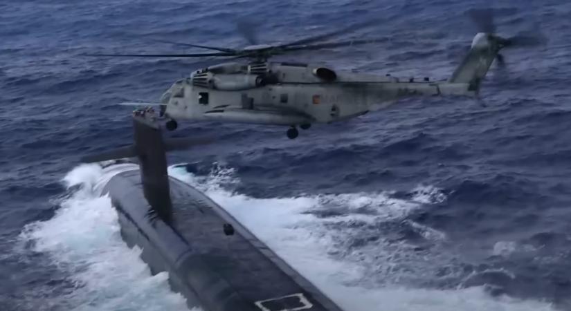 Nagyon ritka videón ahogy az tenger közepén töltik fel vertikálisan a nukleáris Trident-II lövedékkel felszerelt Maine tengeralattjárót