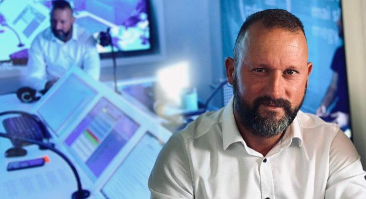 "Tudom, hogy fáj.. de én akkor is itt vagyok fönt, önök pedig ott, lent" - Alekosz embertelenül kiakadt, kikéri magának, hogy belekeverjék a politikába