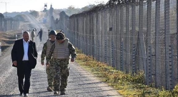Egy kisvárosnyi bevándorló szivárgott át idén a magyar határon