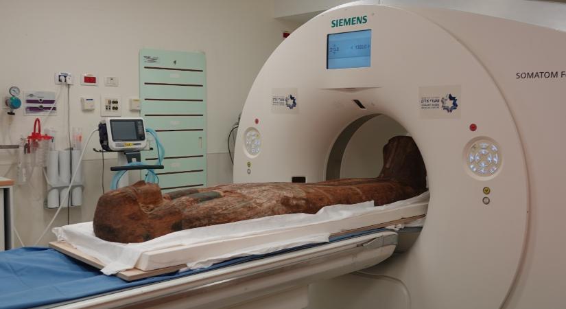 Egyiptomi szarkofágokat CT-znek meg egy izraeli kórházban