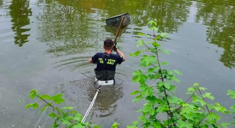 Egy széfet találtak a tóban a tűzoltók: hátborzongató, mi volt benne - Fotók