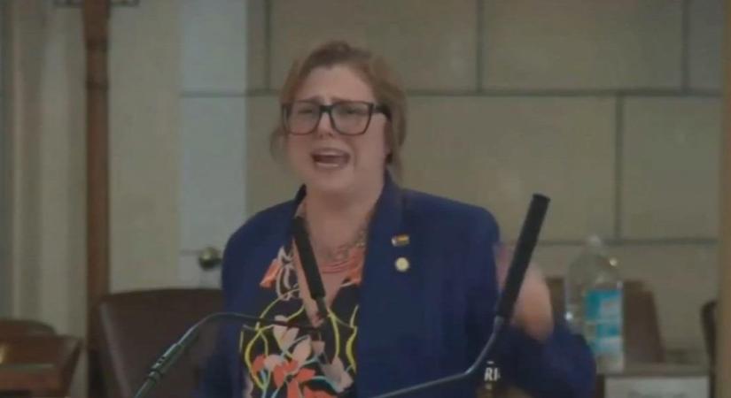 Önmagából kikelve üvöltözte a nebraskai szenátor, hogy szükség van transznemű emberekre - videó