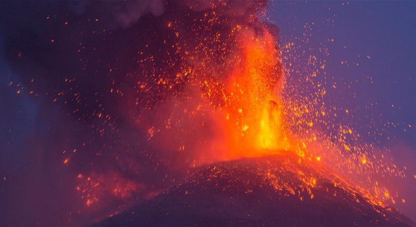 Hátborzongató felvételen az Etna kitörése – a vulkán miatt drasztikus döntéseket hoztak