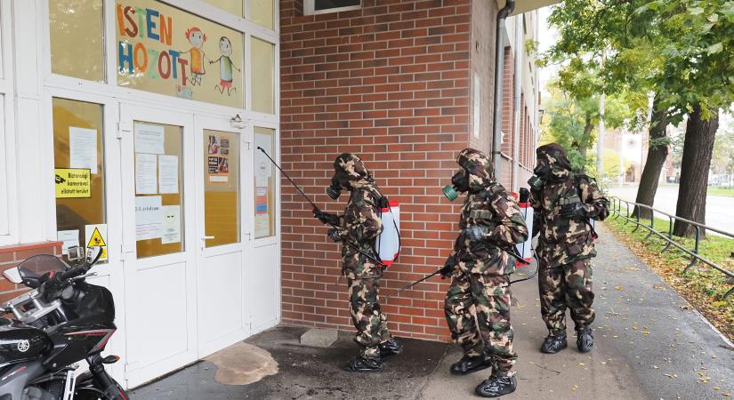 Debreceni iskolákban fertőtlenít a Honvédség