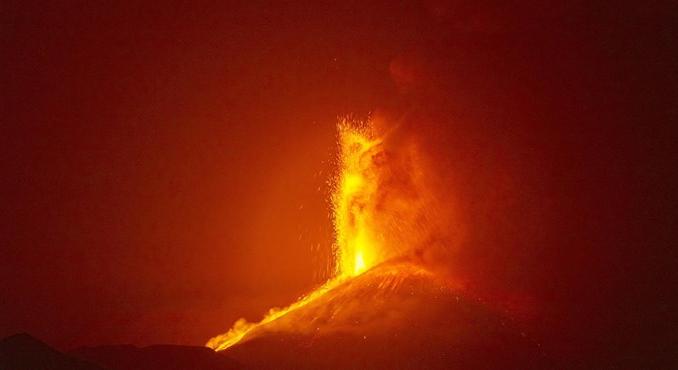 Kitört az Etna, vulkáni hamu temette be Catania városát (videó)
