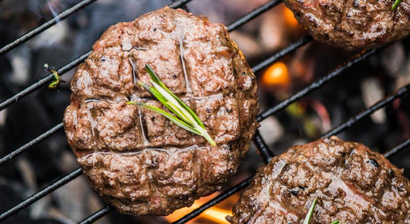 Füstös, grillezett húspogácsa: nagyon szaftos lesz a fűszeres hús